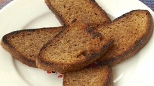 Гренки с яйцом и селедкой