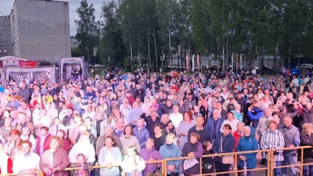 «Обручальное кольцо» — муз. В. Шаинский, сл. М. Рябинин — исп. ВИА «Лейся, песня»