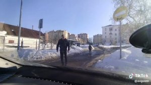 Кидается на капот