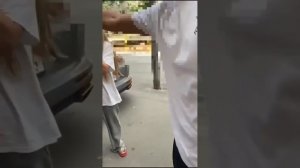 "Иди в задницу, глупая паразитка"