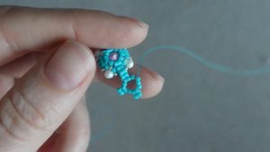 Браслет и серьги из бисера и шатонов