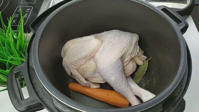 Золотой бульон из синей суповой курицы в скороварке