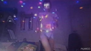 мой друг танцует