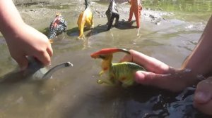 Динозавры.Игрушки динозавры на речке. Играем в воде. Видео. распаковка обзор  Видео для детей