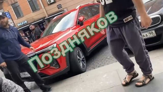 В Петербурге бородачи избили прохожих из-за внешнего вида и залили перцовкой девушку