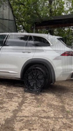Geely Monjaro на примерке дисков в 20-ом диаметре