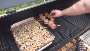 ГРЕБЕШКИ И КРЕВЕТКИ В СМОКЕРЕ OKLAHOMA JOE! САЛЬСА В ГАЗОВОМ ГРИЛЕ PRIMELINER!)))