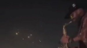 Саксофонист играет под бомбардировку Ирана гиперзвуковыми ракетами Израиля