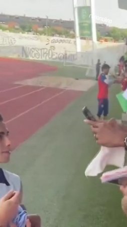 Футболисту сборной Испании вручили младенца #футбол #football