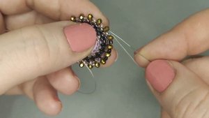 DIY. Как сделать красивые пуговицы или небольшую круглую брошь из бисера. Справится даже новичок.