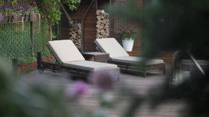 КОРСИКА плетеный шезлонг из искусственного ротанга коричневого цвета