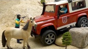 Спасательная лошадь с пожарной машиной и игрушками из полицейской машины - История игрушечных машино