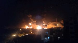 Взрыв и столб черного дыма в Западном Тегеране. Сообщается, что удар нанесен по нефтебазе Шахран
