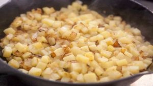 Картофель с копченым лососем на сковороде