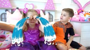 Рома и Диана Рома и Диана делают вид, что играют с Котом