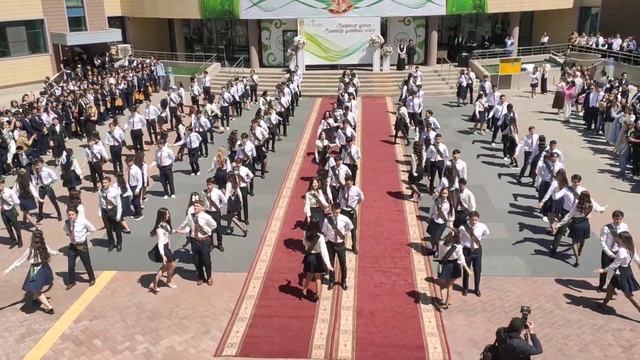Последний школьный вальс выпускников.