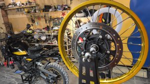 Правка обода переднего колеса Royal Enfield Himalayan 450.
