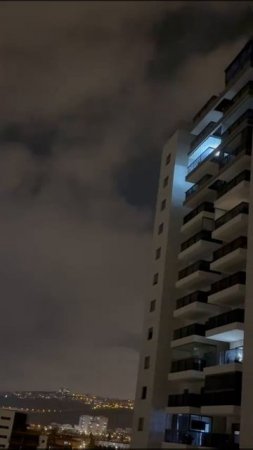 Крупный план прямого попадания иранской гиперзвуковой ракеты в Хайфу