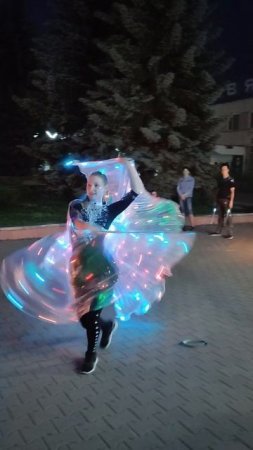 Номер со светящимися крыльями. Группа BANG. Ксения.