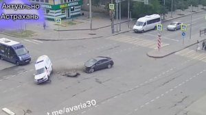 Скорая перевернулась после аварии в Астрахани