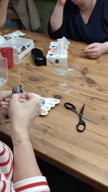 Первый день весны встреттли мастер-классом. Сплели шикарные броши с кристаллами смотреть онлайн