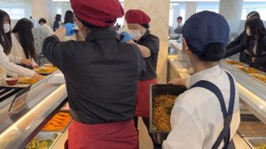 600人のJKが爆食い!女子校の本気で食べる昼休みに密着!金曜ビュッフェは食堂へ