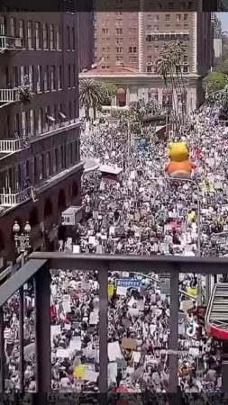 Десятки тысяч жителей США вышли на протесты против политики Трампа по всей стране