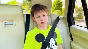 Мистер Макс Макс показывает свое поведение а папа повторяет его