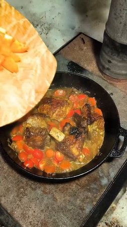 ГОВЯЖЬИ РЕБРЫШКИ В ОВОЩНОМ БУЛЬОНЕ НА ОГНЕ  | Суровая кухня от Лесных