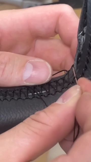 Шью спортивным швом руль. #каучуковый_материал #перетяжка_руля смотреть онлайн