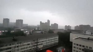 В Красноярске молния ударила в высотку — с фасада посыпались кирпичи.Чудом обошлось без жертв