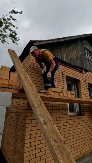 Строители облицевали старый дом современным кирпичом и пристроили второй этаж.
