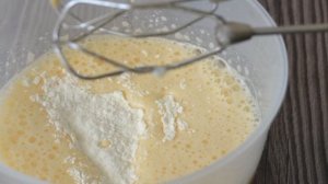 Бисквитный рулет с яблоками