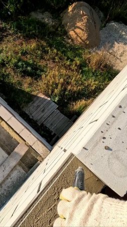 Каменщики строят дом похожий на замок