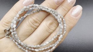 Колье из необработанных алмазов  цвет светло-серый , размер самородков  от 3 до 4 мм  АЛМ022