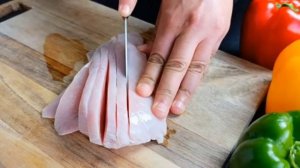 У вас есть картофель и яйца? Вы не поверите, насколько вкусны эти картофельно-куриные рулетики.