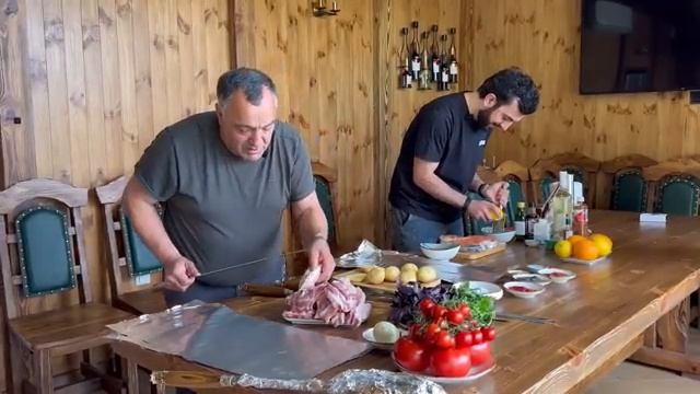 Тушеное мясо, приготовленное на мангале на шампурах. Это не шашлык. смотреть онлайн