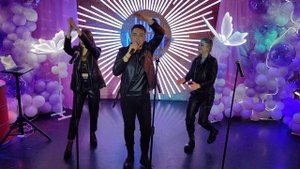 Солнышко - Солнышко в рукахИ венок из звёзд в небесах И с других планет все видят нас  -  NON-STOP