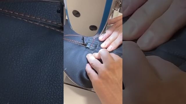 Строчим на двухиголке чехлы из кожи.
