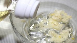 Гренки из черного хлеба с сыром и чесноком