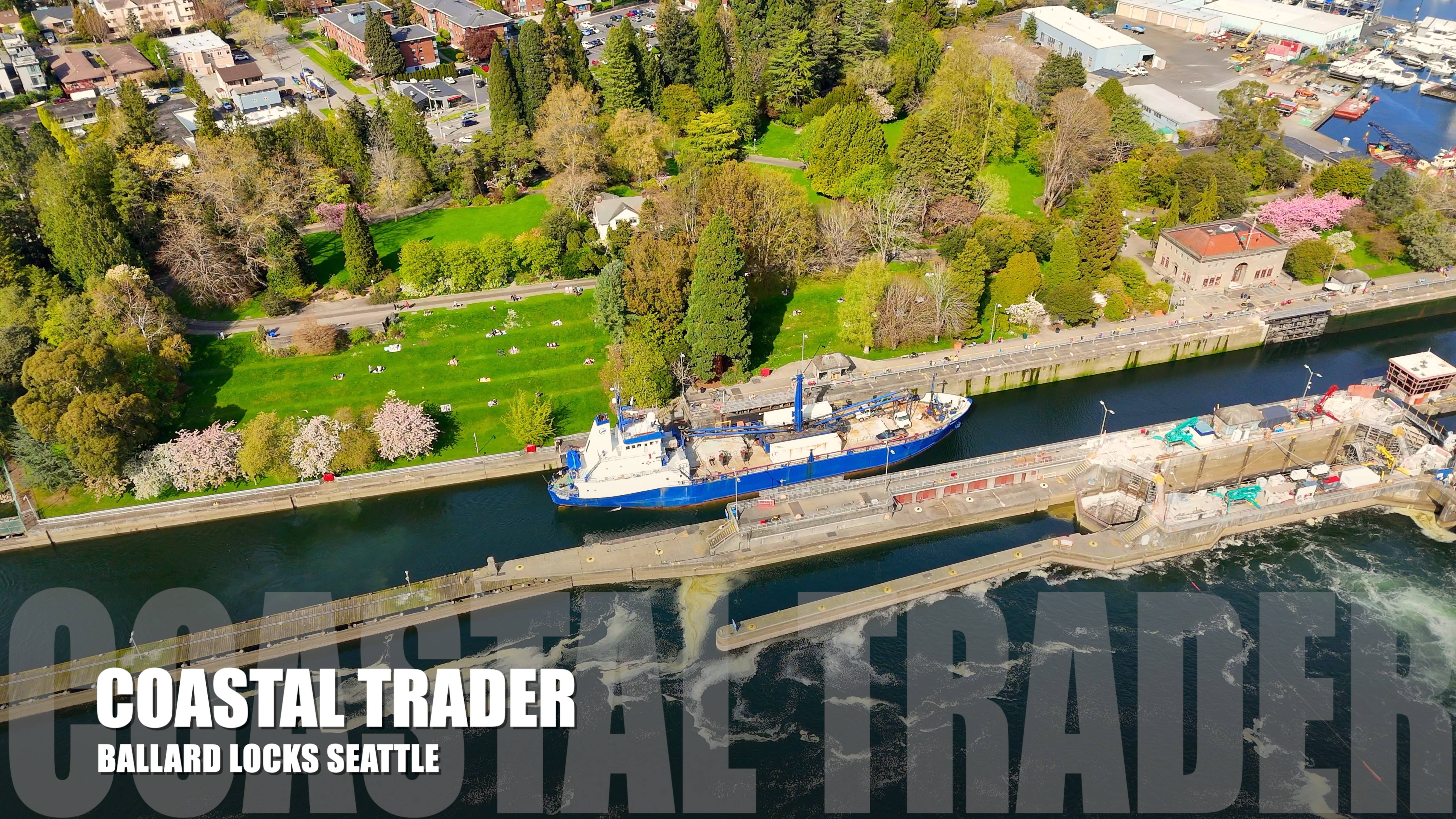 Coastal Trader проходит из Shilshole Bay к шлюзам Балларда | Съёмка дроном DJI Mini 4
