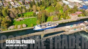 Coastal Trader проходит из Shilshole Bay к шлюзам Балларда | Съёмка дроном DJI Mini 4