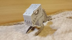 Голодный тиранозавр из бумаги