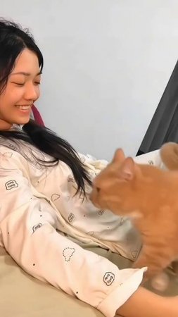 Cats love to sleep with their owners❤️😻