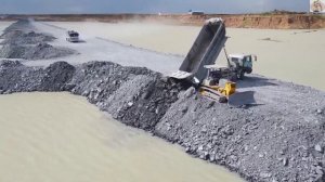 Строительство, засыпка дорога на озере, обзор