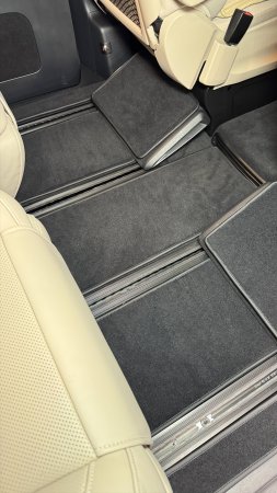 В салон и багажник Mercedes V class отшили ворсовые ковры