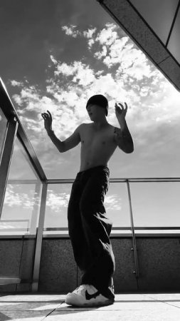Jungkook full Shirtless dancing on TikTok