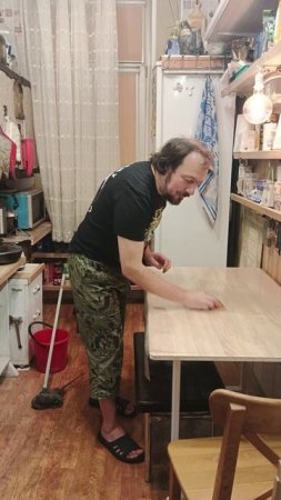 Мы зас-рали всю кухню, когда делали распаковку просрочки с помойки.