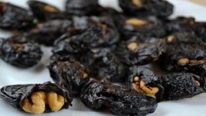 Чернослив с орехами в сметане