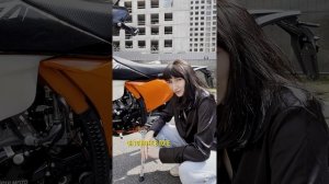 Женщина и гадание по лепестковому клапану